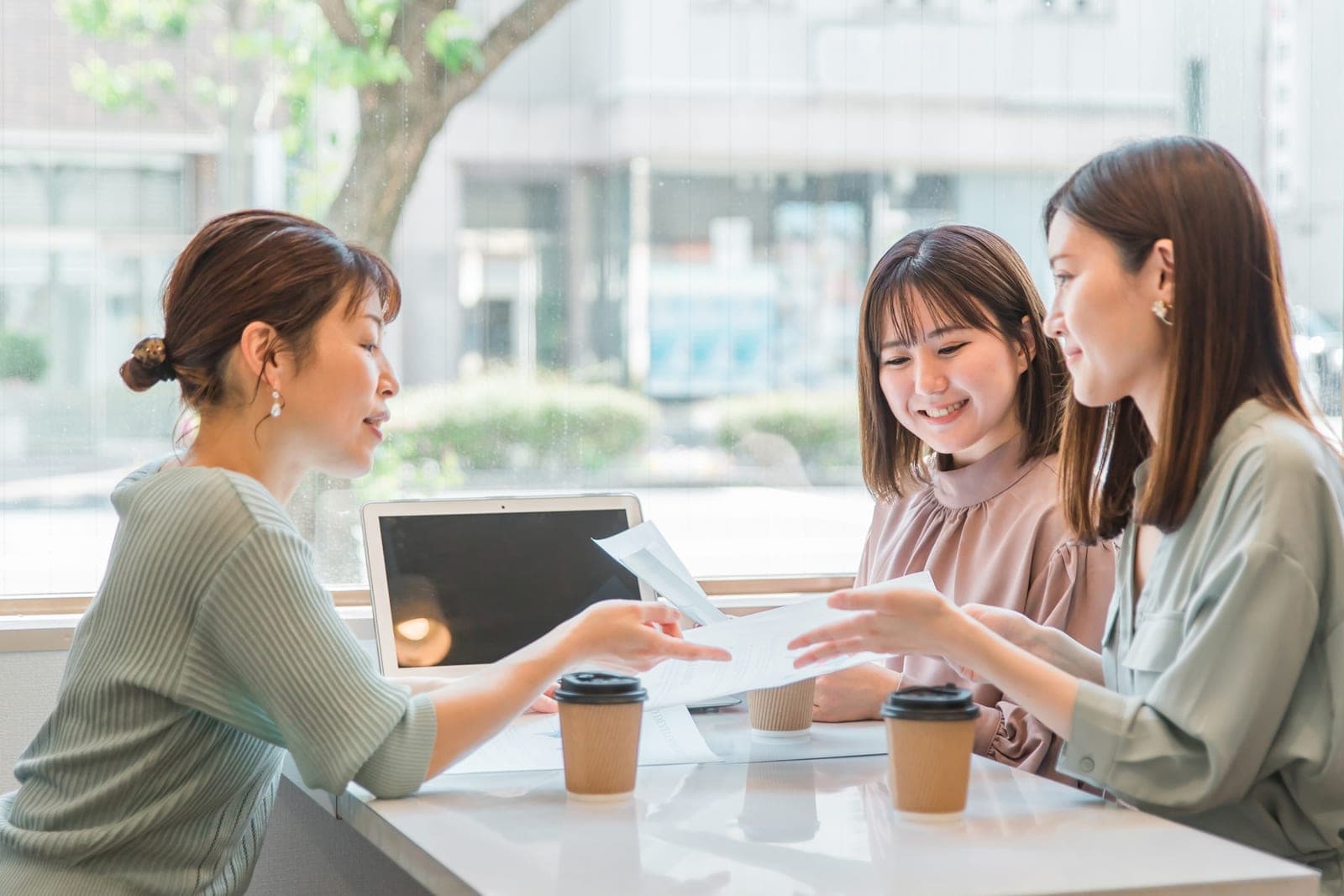 打ち合わせの資料を見ながら話しているスタッフ